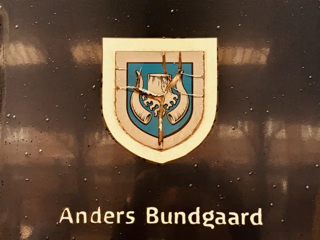 Billede af Støvrings byvåben og navngivet "Anders Bundgaard" på siden af DSB MF 5093 fotograferet ud for København Hovedbanegård.