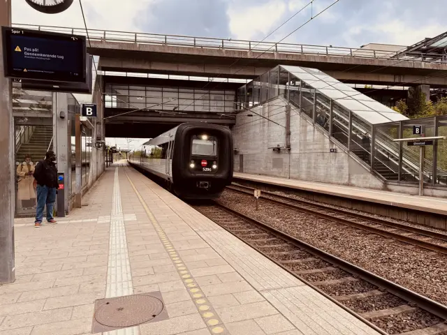 Billede af DSB MF 5096 fotograferet ud for Ørestad Station.