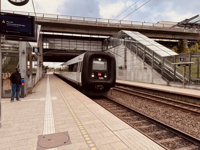 Billede af DSB MF 5096 fotograferet ud for Ørestad Station.