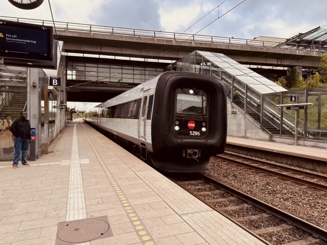 Billede af DSB MF 5096 fotograferet ud for Ørestad Station.