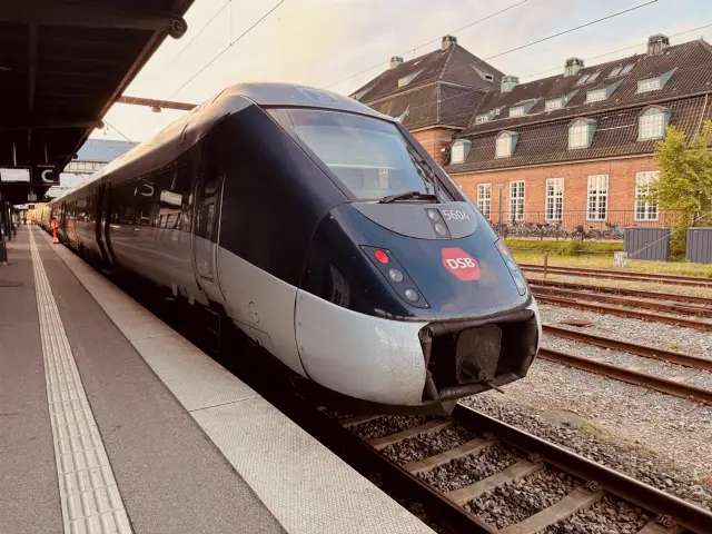 Billede af DSB MG 5604 fotograferet ud for Odense Banegård Center.
