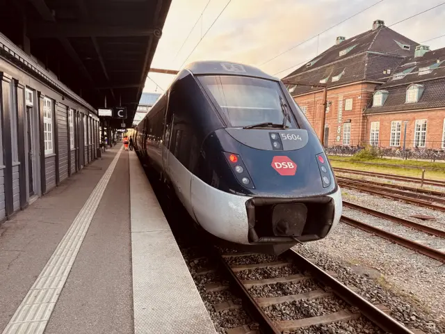 Billede af DSB MG 5604 fotograferet ud for Odense Banegård Center.