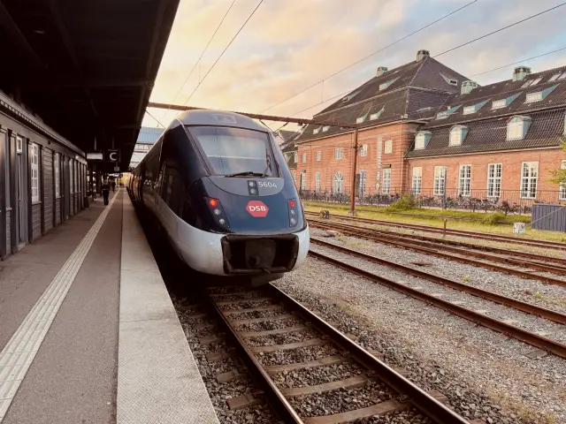 Billede af DSB MG 5604 fotograferet ud for Odense Banegård Center.