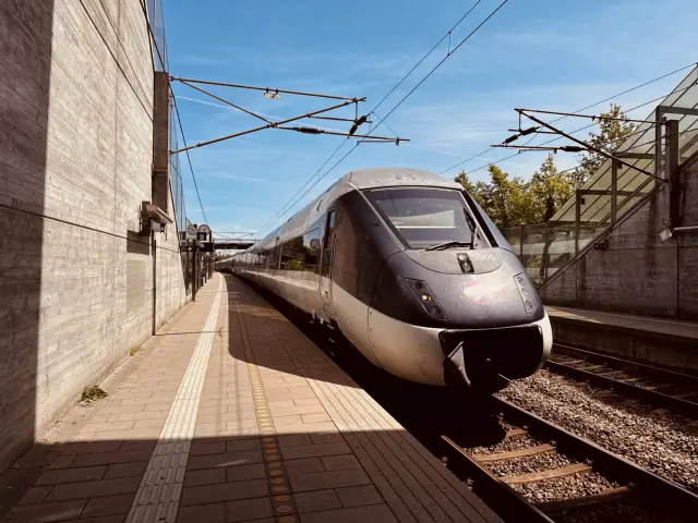 Billede af DSB MG 5605 fotograferet ud for Ørestad Station.