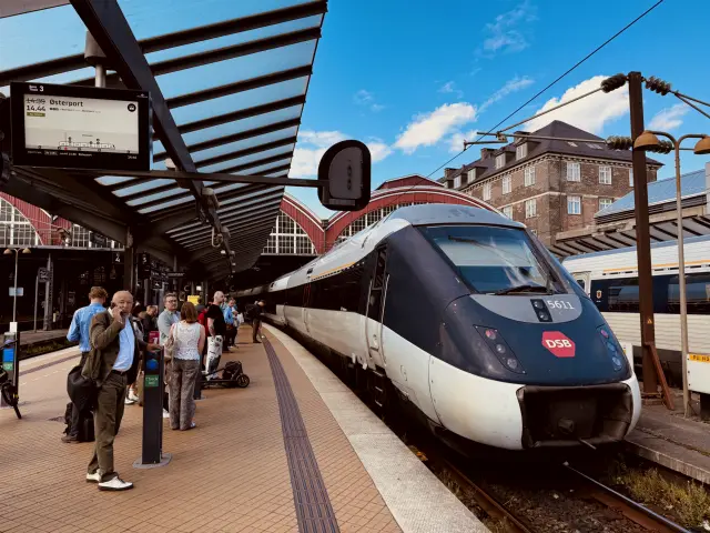 Billede af DSB MG 5611 fotograferet ud for København Hovedbanegård.