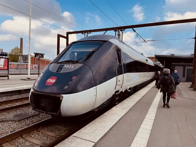 Billede af DSB MG 5621 fotograferet ud for Odense Banegård Center.
