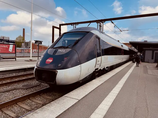 Billede af DSB MG 5621 fotograferet ud for Odense Banegård Center.