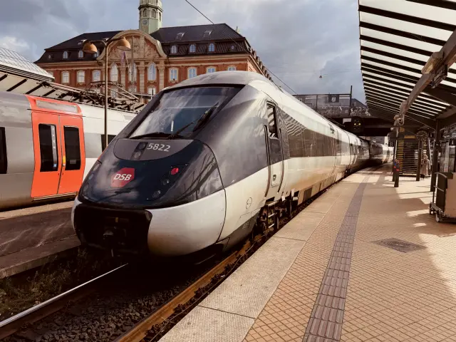 Billede af DSB MG 5622 fotograferet ud for København Hovedbanegård.