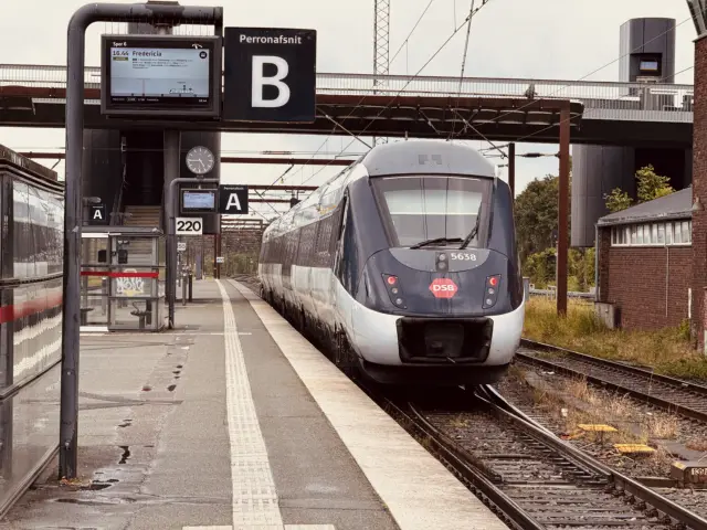 Billede af DSB MG 5638 fotograferet ud for Odense Banegård Center.