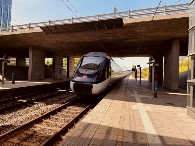 Billede af DSB MG 5643 fotograferet ud for Ørestad Station.