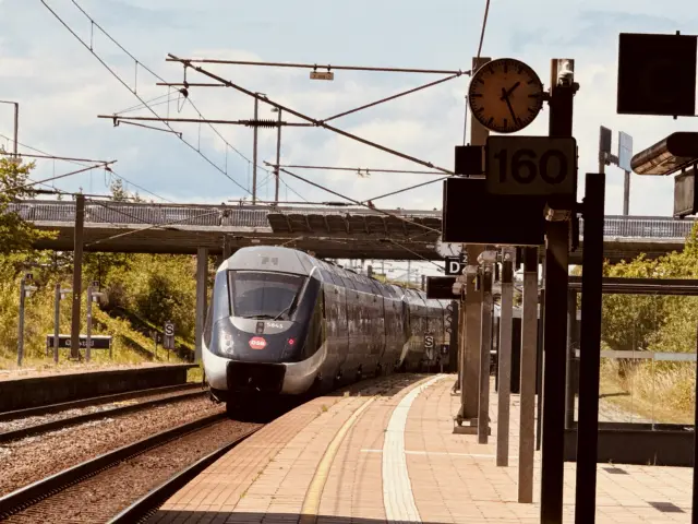 Billede af DSB MG 5643 fotograferet ud for Ørestad Station.