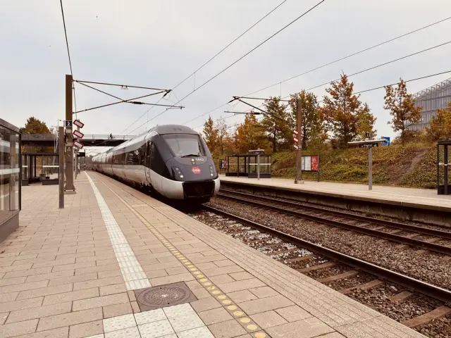 Billede af DSB MG 5662 fotograferet ud for Ørestad Station.