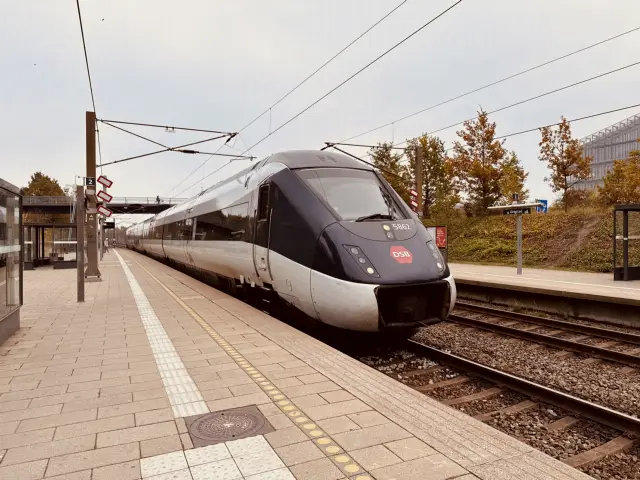 Billede af DSB MG 5662 fotograferet ud for Ørestad Station.