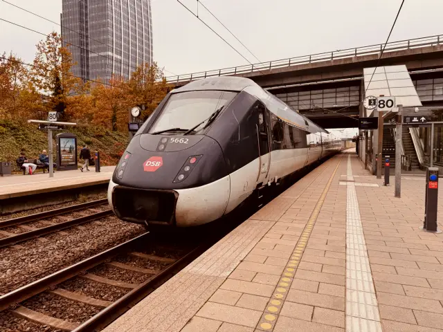 Billede af DSB MG 5662 fotograferet ud for Ørestad Station.