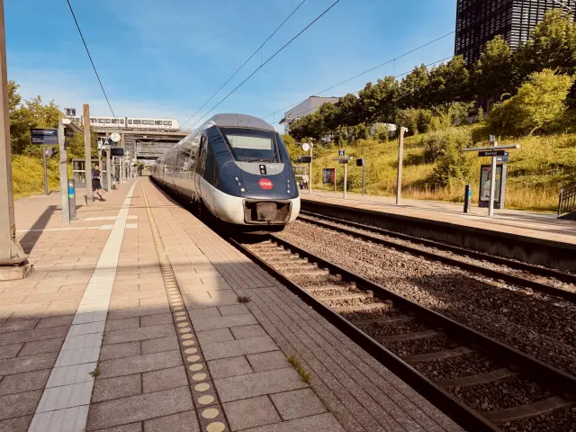 Billede af DSB MG 5675 fotograferet ud for Ørestad Station.