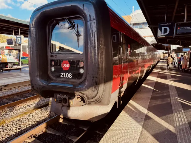 Billede af DSB ER 2008 fotograferet ud for Odense Banegård Center.