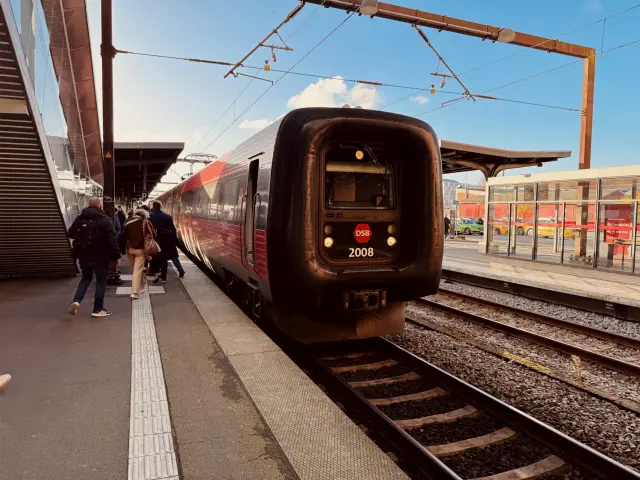 Billede af DSB ER 2008 fotograferet ud for Odense Banegård Center.
