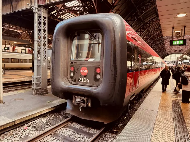 Billede af DSB ER 2014 fotograferet ud for København Hovedbanegård.