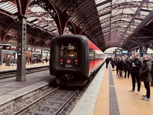 Billede af DSB ER 2014 fotograferet ud for København Hovedbanegård.