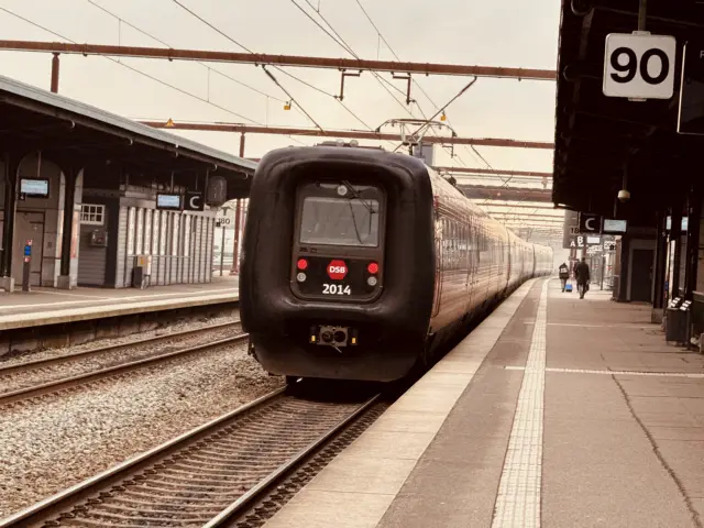 Billede af DSB ER 2014 fotograferet ud for Odense Banegård Center.