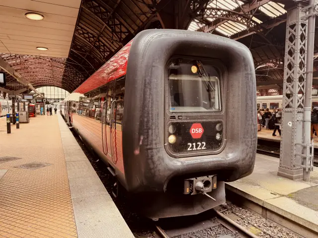Billede af DSB ER 2022 fotograferet ud for København Hovedbanegård.