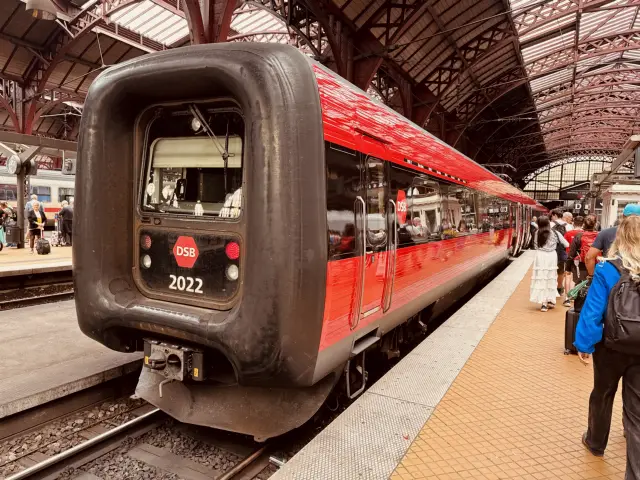 Billede af DSB ER 2022 fotograferet ud for København Hovedbanegård.