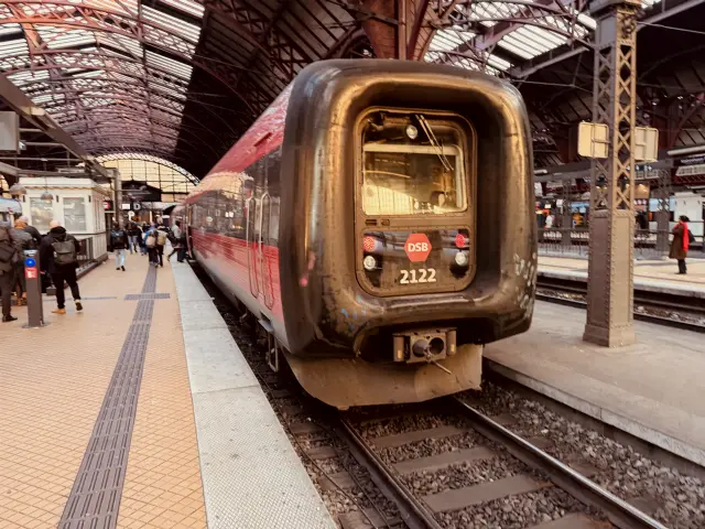 Billede af DSB ER 2022 fotograferet ud for København Hovedbanegård.