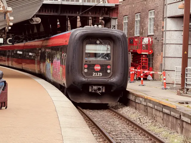 Billede af DSB ER 2023 fotograferet ud for København Hovedbanegård.
