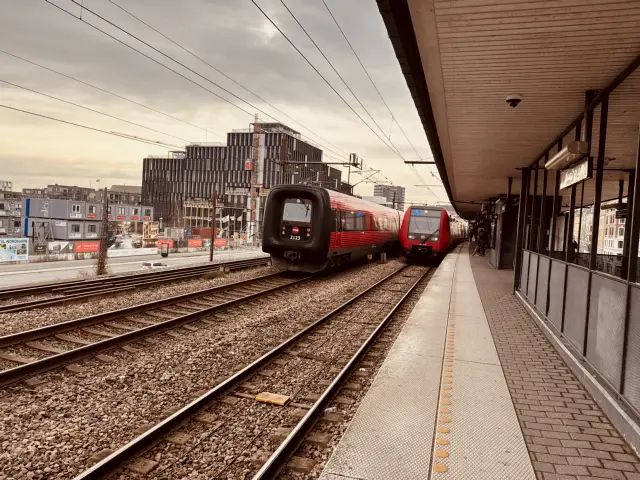 Billede af DSB ER 2023 fotograferet ud for Nordhavn S-togstrinbræt.