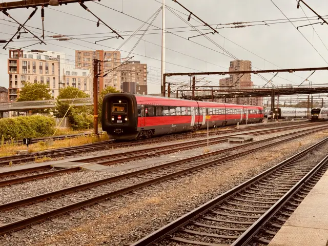 Billede af DSB ER 2025 fotograferet ud for Odense Banegård Center.