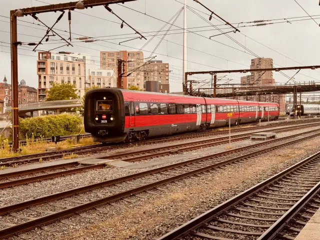 Billede af DSB ER 2025 fotograferet ud for Odense Banegård Center.