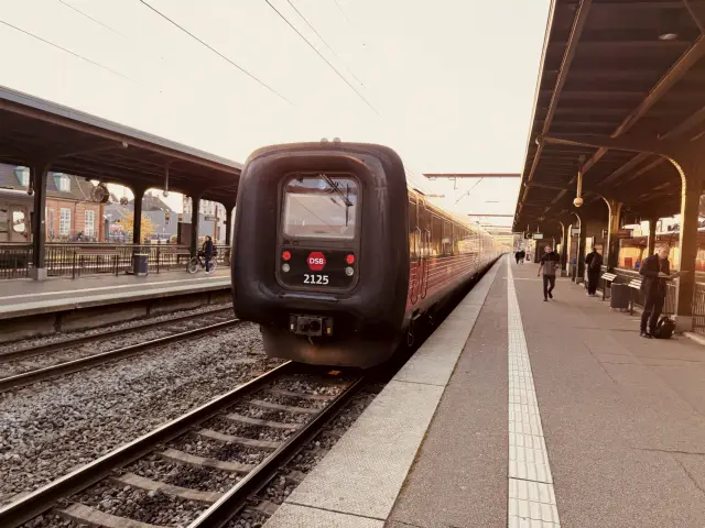 Billede af DSB ER 2025 fotograferet ud for Odense Banegård Center.