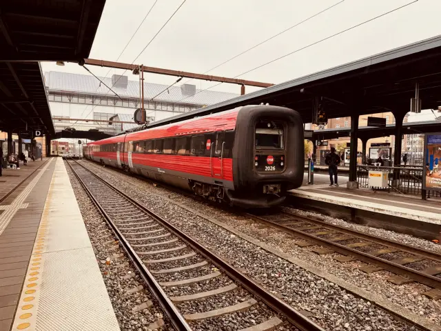 Billede af DSB ER 2026 fotograferet ud for Odense Banegård Center.