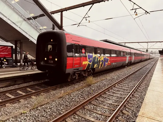 Billede af DSB ER 2026 fotograferet ud for Odense Banegård Center.