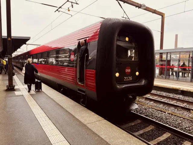 Billede af DSB ER 2026 fotograferet ud for Odense Banegård Center.