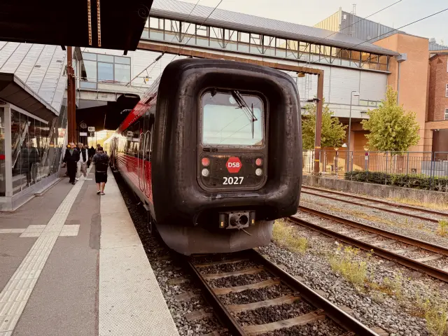 Billede af DSB ER 2027 fotograferet ud for Odense Banegård Center.