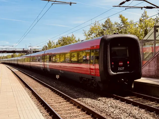 Billede af DSB ER 2027 fotograferet ud for Ørestad Station.