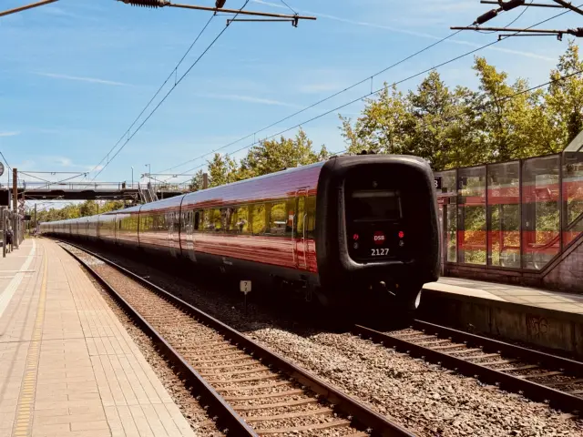 Billede af DSB ER 2027 fotograferet ud for Ørestad Station.