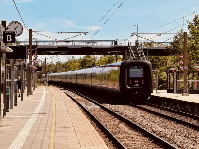 Billede af DSB ER 2027 fotograferet ud for Ørestad Station.