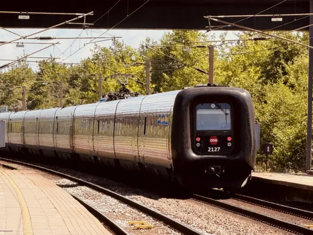 Billede af DSB ER 2027 fotograferet ud for Ørestad Station.