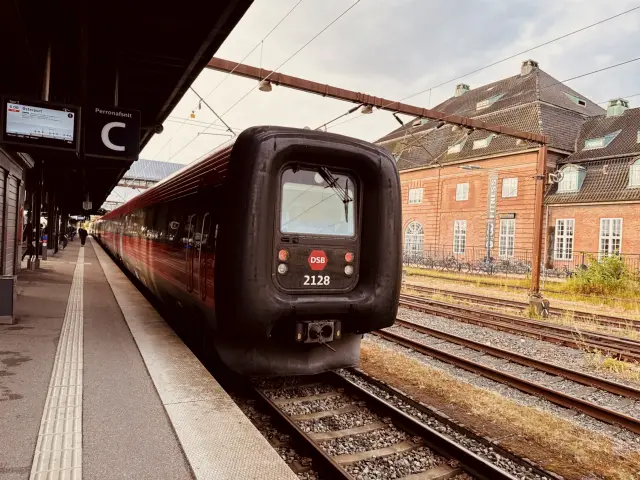 Billede af DSB ER 2028 fotograferet ud for Odense Banegård Center.