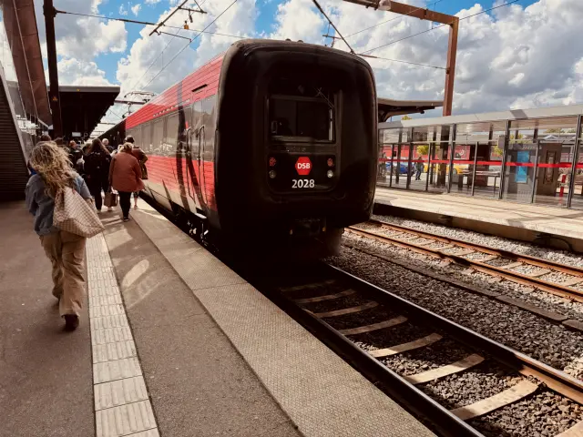 Billede af DSB ER 2028 fotograferet ud for Odense Banegård Center.