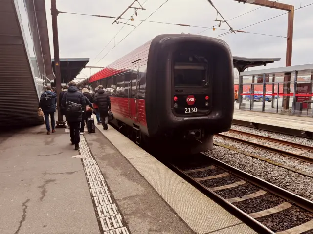 Billede af DSB ER 2030 fotograferet ud for Odense Banegård Center.