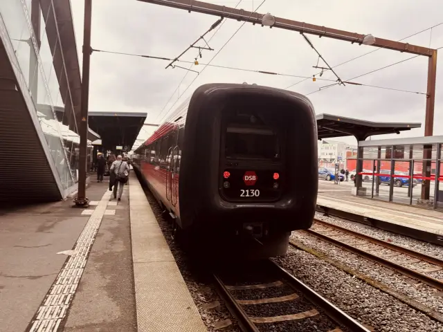 Billede af DSB ER 2030 fotograferet ud for Odense Banegård Center.