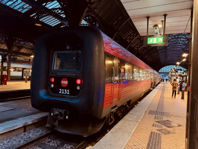 Billede af DSB ER 2031 fotograferet ud for København Hovedbanegård.