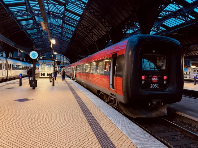 Billede af DSB ER 2031 fotograferet ud for København Hovedbanegård.