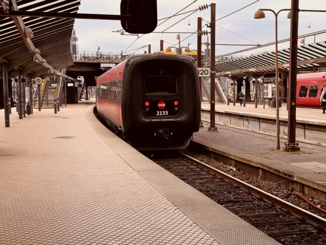 Billede af DSB ER 2033 fotograferet ud for København Hovedbanegård.