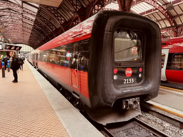 Billede af DSB ER 2033 fotograferet ud for København Hovedbanegård.