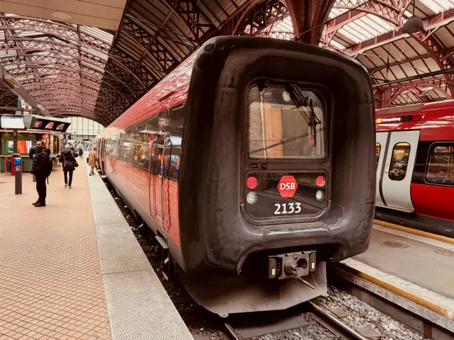 Billede af DSB ER 2033 fotograferet ud for København Hovedbanegård.