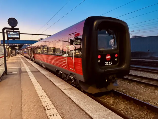 Billede af DSB ER 2033 fotograferet ud for Odense Banegård Center.